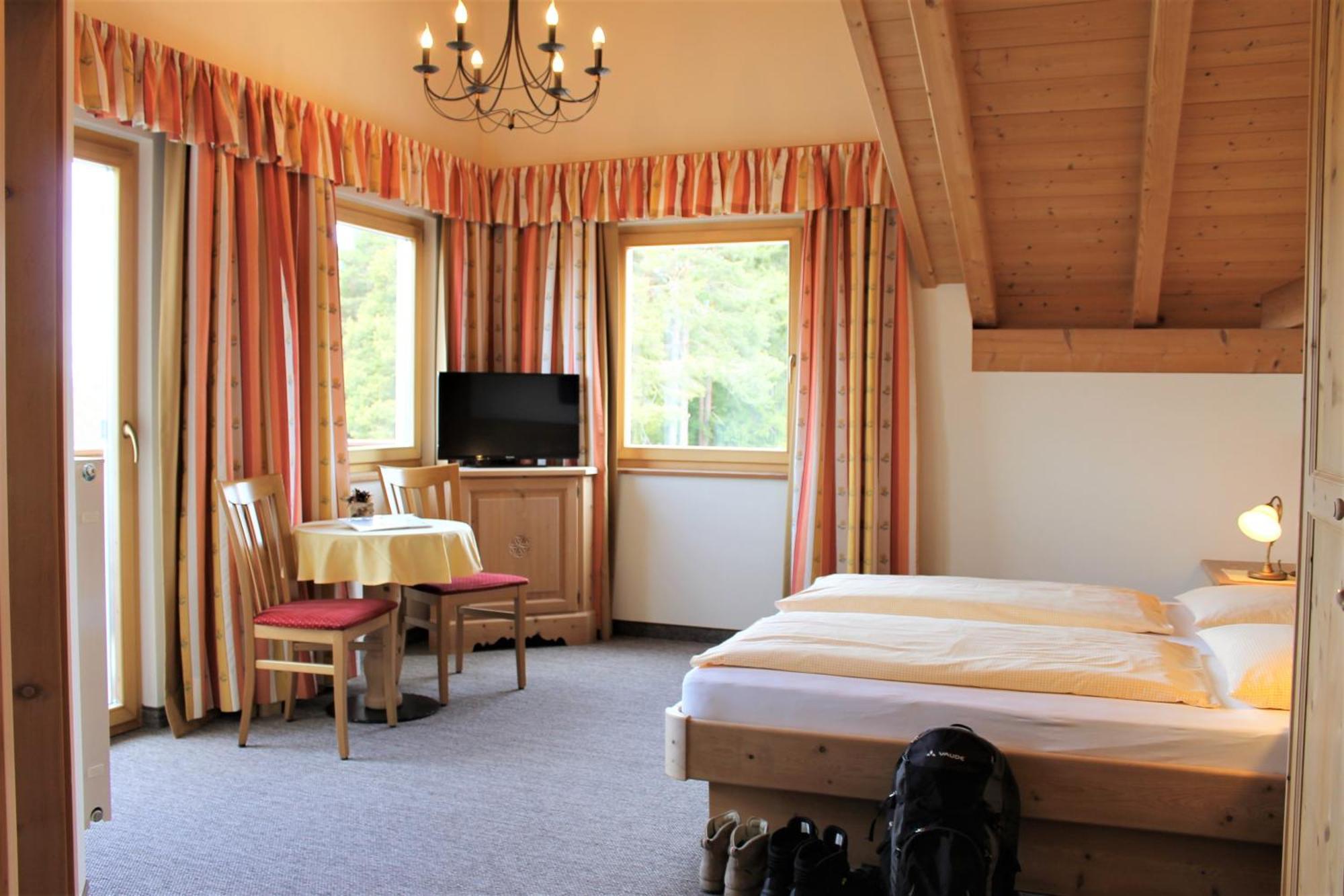 Hotel Landgasthof Laerchenwald Collepietra  Bagian luar foto
